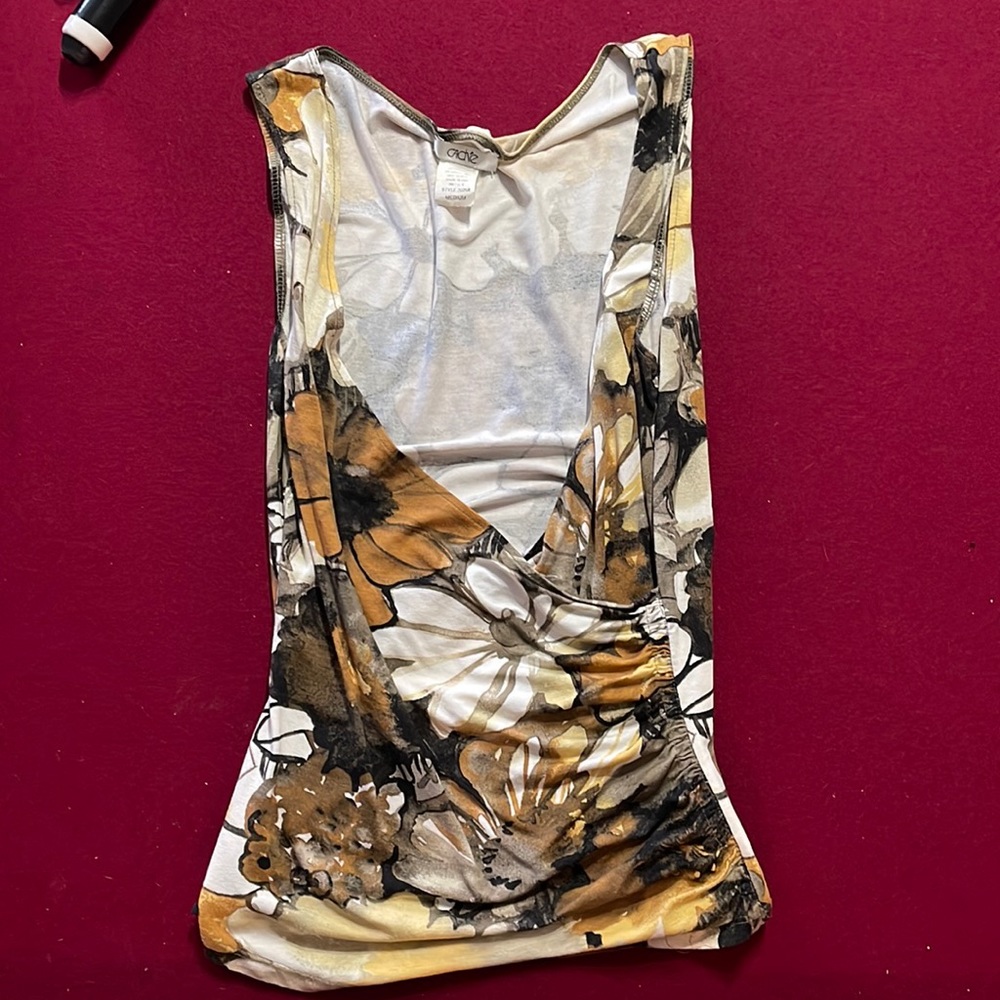 Caché Low Cut Top